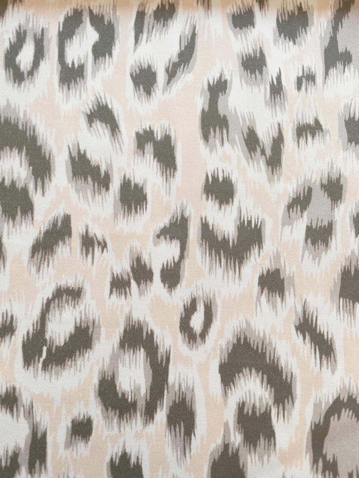Baumwoll-Twill Stretch – „Ikat/Leoparden-Dessin in Salbei & Puder“ Baumwoll-Twill Stretch – „Ikat/Leoparden-Dessin in Salbei & Puder“